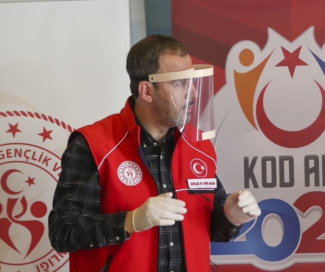 Gençlik merkezleri günlük 40 bin korumalı maske üretecek