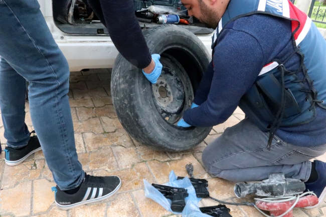 Yedek lastiğe gizlenmiş 18 tabanca ele geçirildi