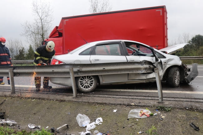 Bariyer ok gibi saplandı: 2 yaralı