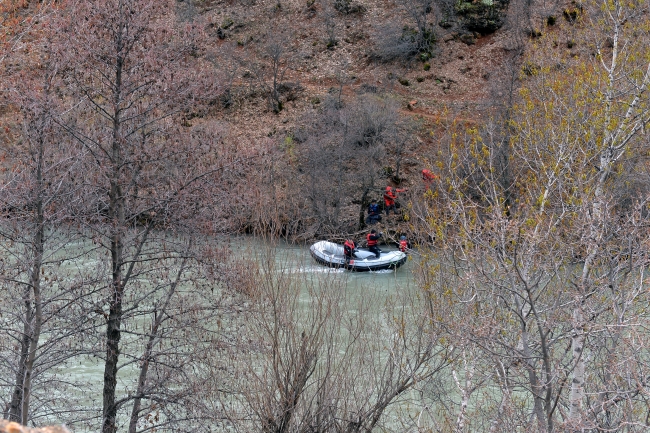 Tunceli'de akıntıya kapılıp kaybolan uzman çavuşu arama çalışmaları sürüyor