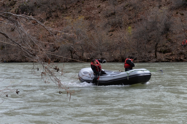 Tunceli'de akıntıya kapılıp kaybolan uzman çavuşu arama çalışmaları sürüyor