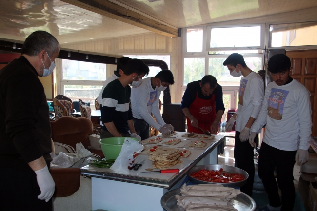 Sivaslı müezzinden 65 yaş üstüne döner servisi