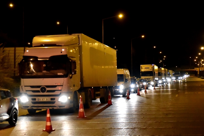 Mersin'de koronavirüs denetimlerinde uzun araç kuyrukları oluştu