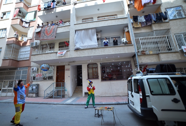 Evde kalan çocuklara palyaçolarla sürpriz etkinlik