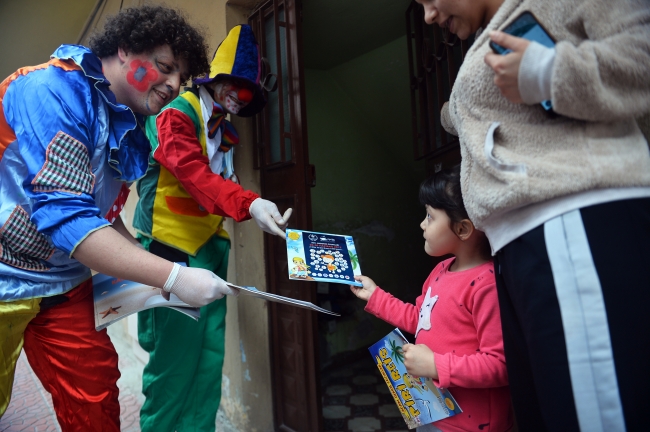 Evde kalan çocuklara palyaçolarla sürpriz etkinlik