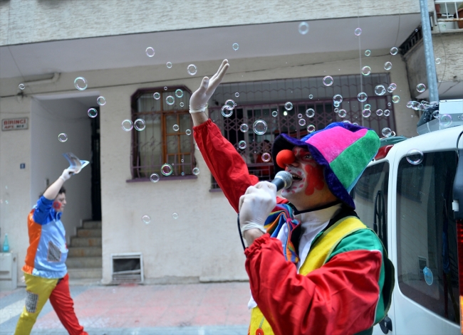 Evde kalan çocuklara palyaçolarla sürpriz etkinlik