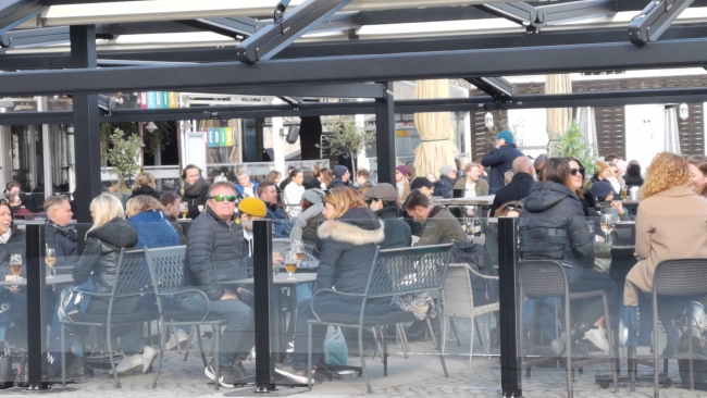 Karantina uygulanmayan İsveç'te halk güneşli havanın keyfini çıkardı