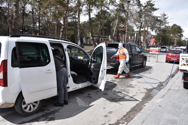 Tatvan'da araçlar dezenfekte edildi