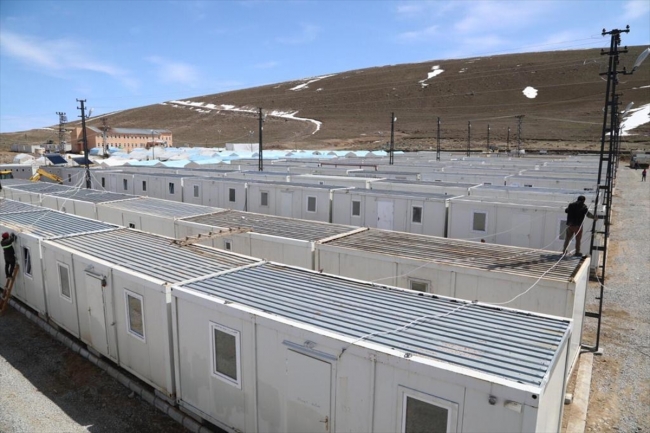 Van'da depremzedeler konteynerlere yerleşmeye başladı