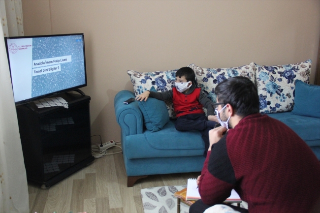 TRT EBA'yı izleyemiyordu, televizyon hediye edildi