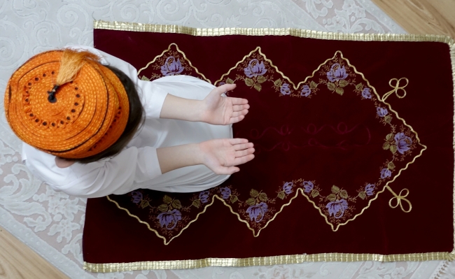 Berat Kandili'nde dualar evlerden yükseldi