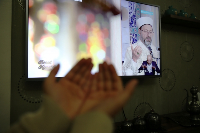 Berat Kandili'nde dualar evlerden yükseldi