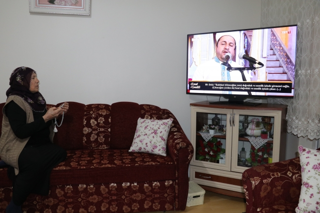 Berat Kandili'nde dualar evlerden yükseldi