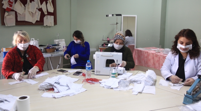 İşitme engelliler için ağız bölümü şeffaf maske üretildi