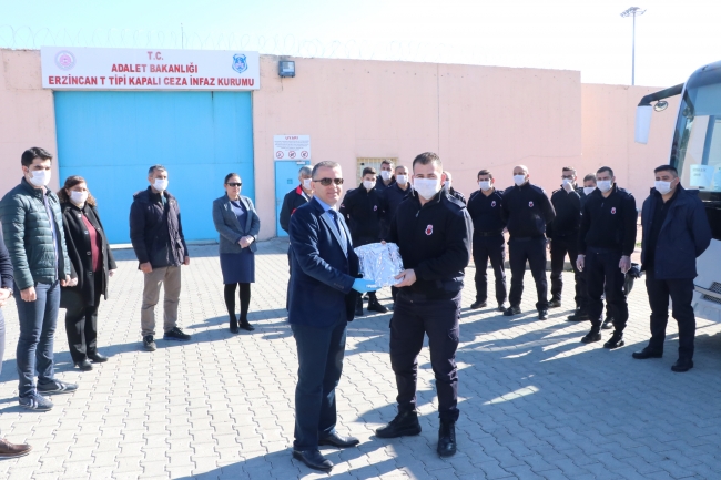 İnfaz koruma memurları, izolasyon süreci sonrası evlerine uğurlandı