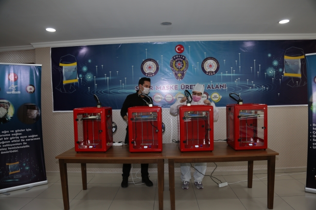 Polisler kendi ihtiyaçları için yüz koruyucu siperlik üretiyor