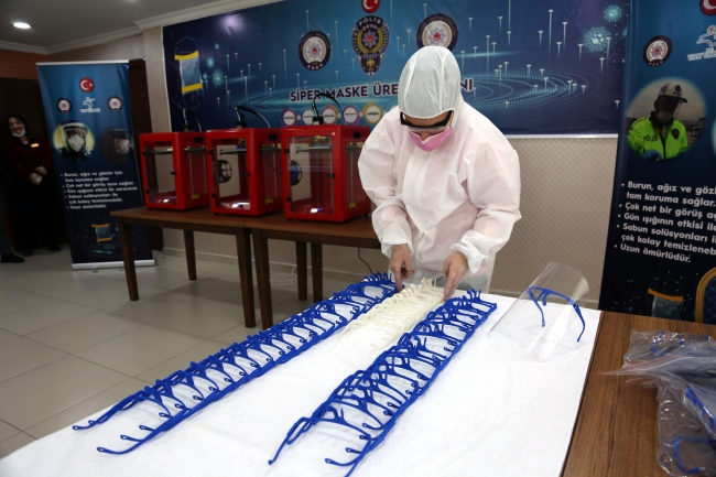 Polisler kendi ihtiyaçları için yüz koruyucu siperlik üretiyor