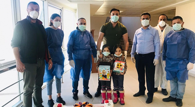 Aileleriyle karantinaya alınacak ikiz kardeşlere "Pastalı" moral