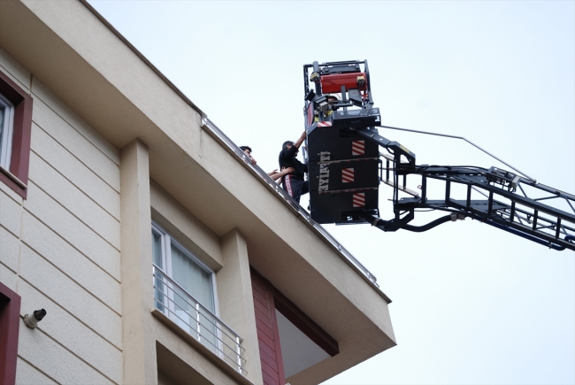 Yangında mahsur kalan 10 kişi kurtarıldı