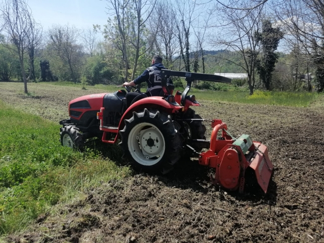 Sakarya'da polis vatandaşın tarlasını sürdü