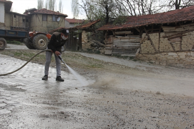 Köyün sokaklarını termal suyla yıkıyorlar