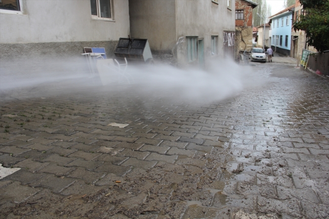 Köyün sokaklarını termal suyla yıkıyorlar