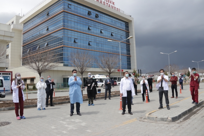 Koronavirüs tedavisi gören aynı aileden 10 kişi alkışlarla taburcu oldu