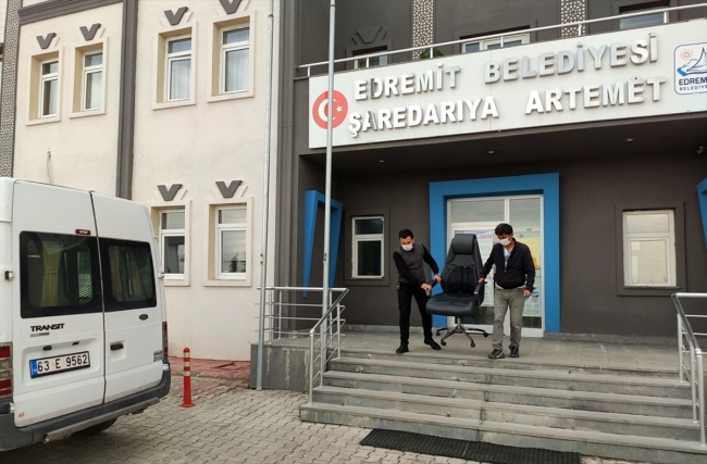 Makam koltuğunu küçük kızın evine taşıyarak devretti