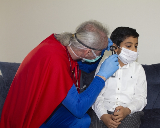 Hasta çocukları "Superman doktorlar" muayene ediyor