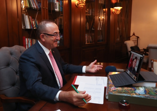 Bakan Çavuşoğlu, koltuğunu Antalya'daki şehit çocuğuna devretti