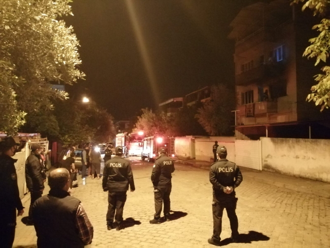 Evlerinde yangın çıkan yaşlı çift dumandan etkilendi