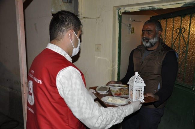 "Vefalı eller" kapı kapı dolaşarak yaşlılara sahur yemeği ikram etti