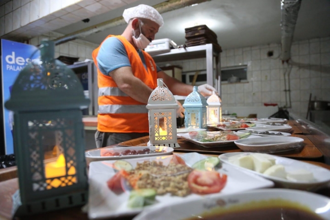 "Vefalı eller" kapı kapı dolaşarak yaşlılara sahur yemeği ikram etti