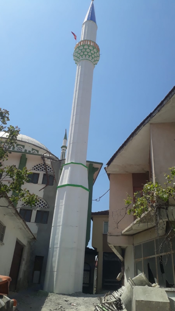 Depremde ağır hasar gördüğü için yıkılan minare yenilendi