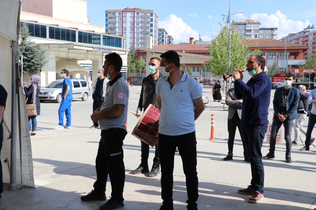 Plazma tedavisiyle iyileşti, davul zurna ile taburcu edildi