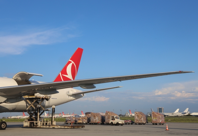 Filistin'e tıbbi yardım taşıyan uçak İstanbul'dan havalandı