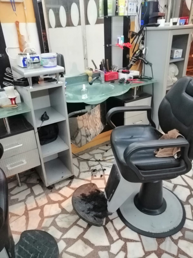Bağcılar'da açık bir berber dükkanı mühürlendi