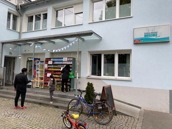 YTB'den Almanya'daki Türklerin "Sadaka Dolabı" projesine gıda yardımı