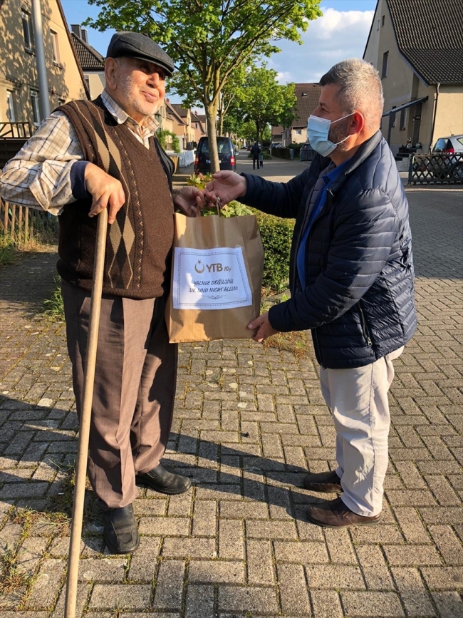 YTB'den Almanya'daki Türklerin "Sadaka Dolabı" projesine gıda yardımı