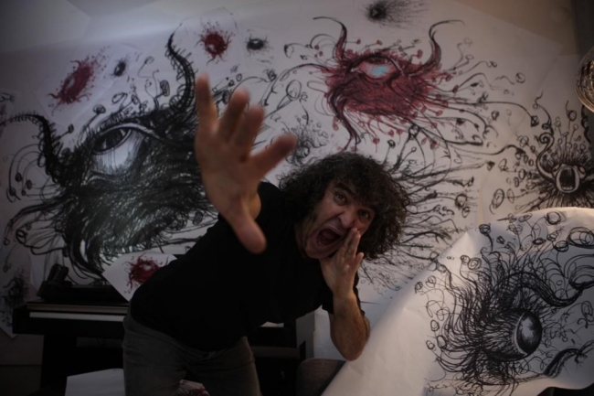 Yaptığı resimlerle koronavirüse dikkat çekiyor