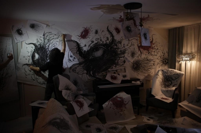 Yaptığı resimlerle koronavirüse dikkat çekiyor