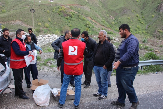Türk Kızılaydan yolda kalan şoförlere iftarlık