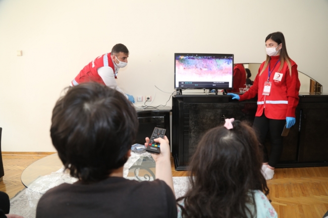 EBA TV'yi izleyemeyen öğrenciye televizyon hediye edildi