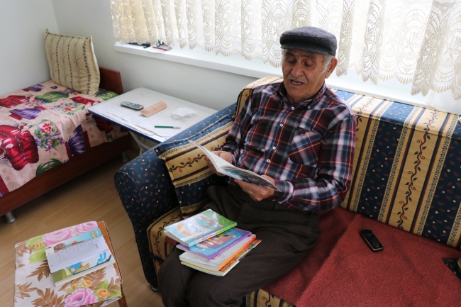 Okul okul geziyordu, artık masallarını telefondan anlatıyor