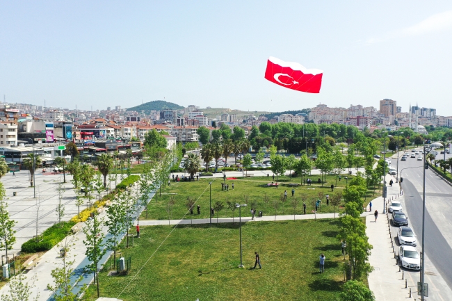 Pendik'te 19 Mayıs, dev Türk bayrağı desenli uçurtma uçurarak kutlandı