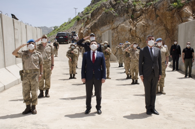 Kato Dağı'na 19 Mayıs kutlamaları kapsamında dev Türk bayrağı dikildi