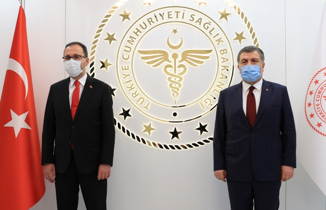 Bakan Kasapoğlu, sağlıkçılar için yazılan mektupları Bakan Koca'ya iletti