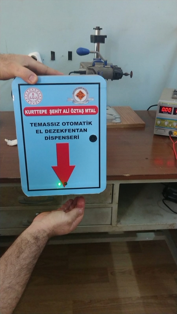 Adana'da meslek lisesinde sensörlü dezenfektan cihazı üretildi