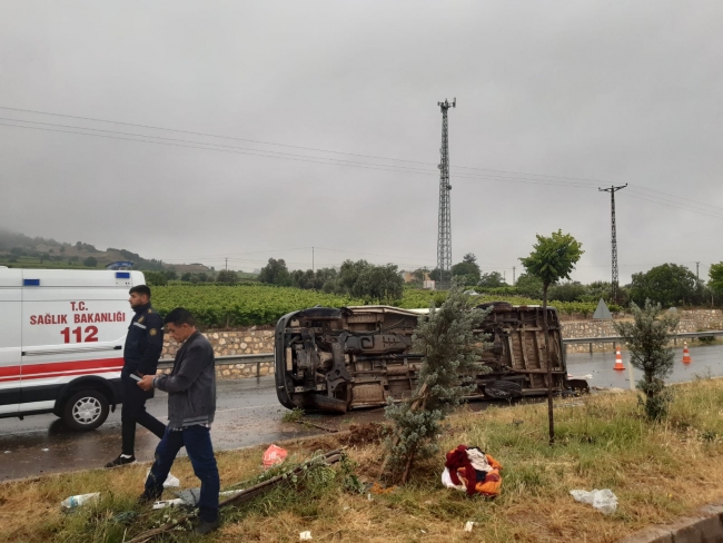Manisa'da tarım işçilerini taşıyan minibüs devrildi: 15 yaralı