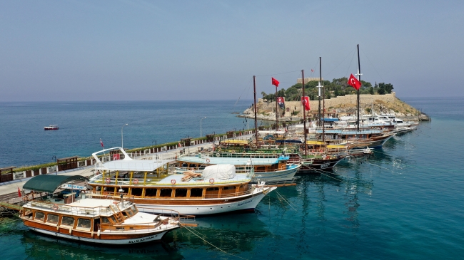 Tur tekneleri mavi sulara açılmak için gün sayıyor